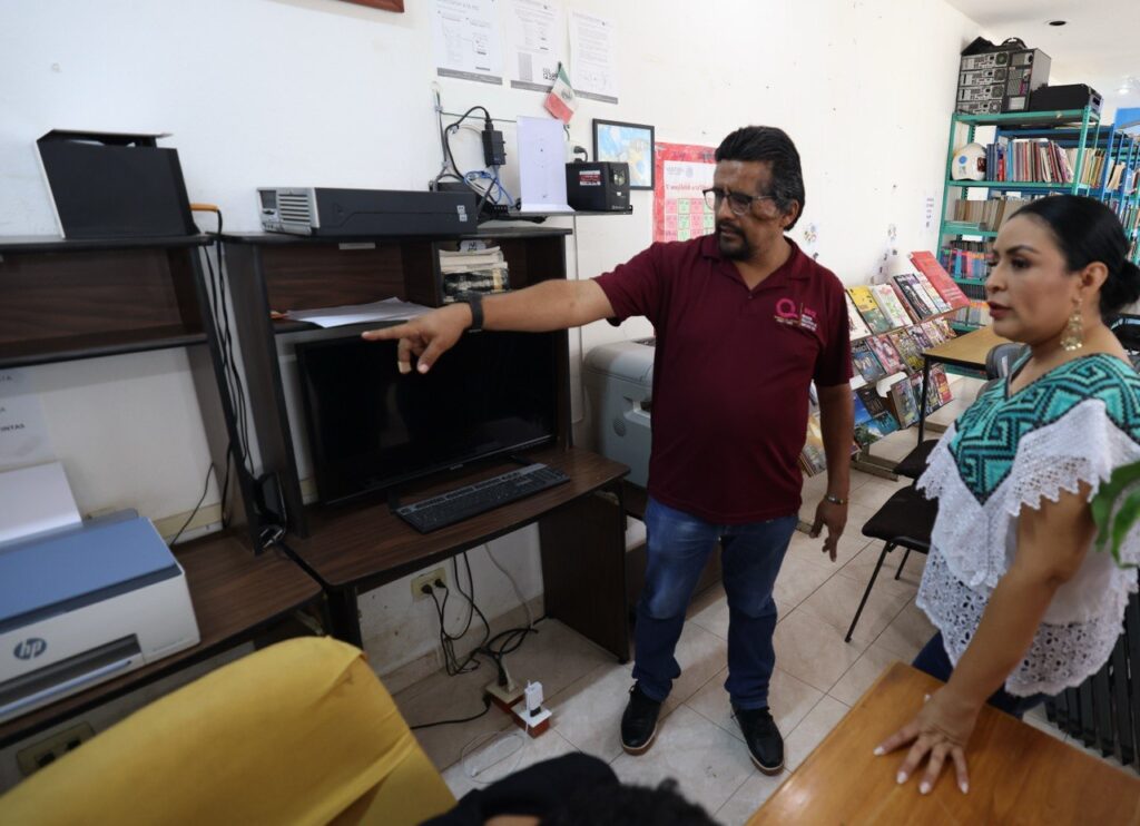 ENTREGA BLANCA MERARI SILLAS PARA FORTALECER ESPACIOS EDUCATIVOS EN LEONA VICARIO