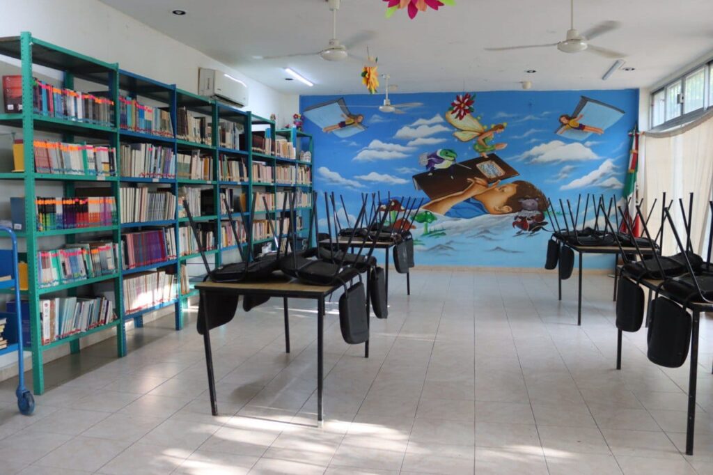 ENTREGA BLANCA MERARI SILLAS PARA FORTALECER ESPACIOS EDUCATIVOS EN LEONA VICARIO