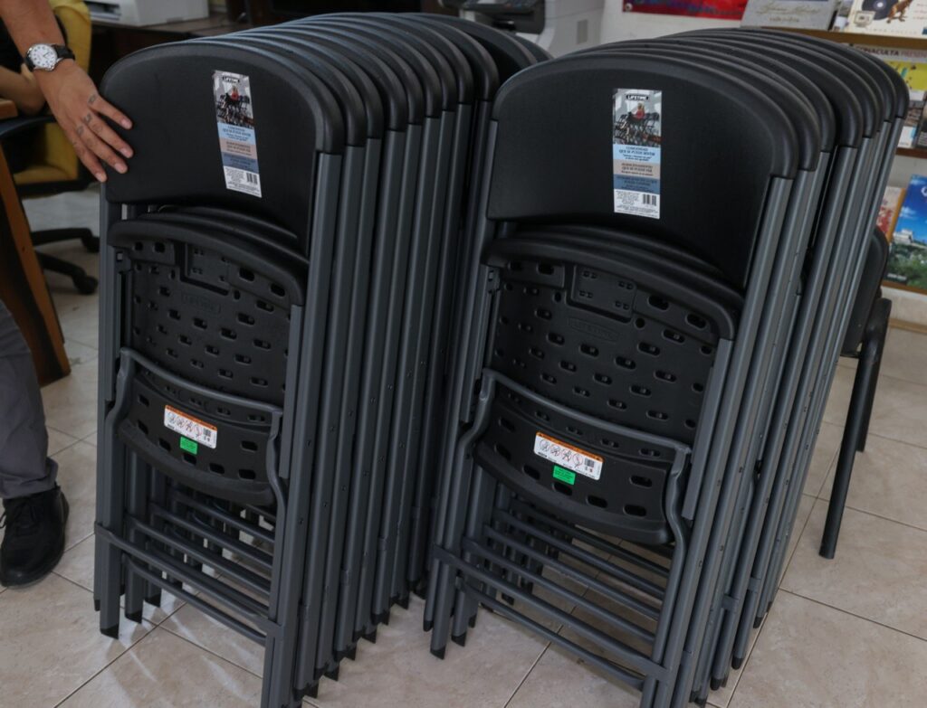 ENTREGA BLANCA MERARI SILLAS PARA FORTALECER ESPACIOS EDUCATIVOS EN LEONA VICARIO