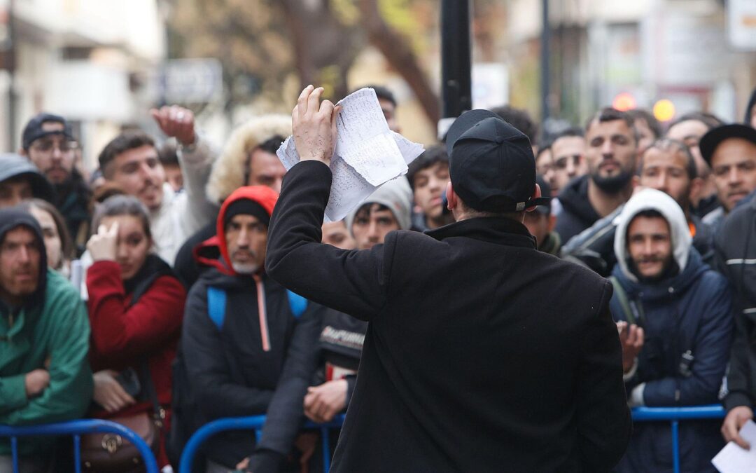 España impulsa regularización de migrantes y genera debate en Europa