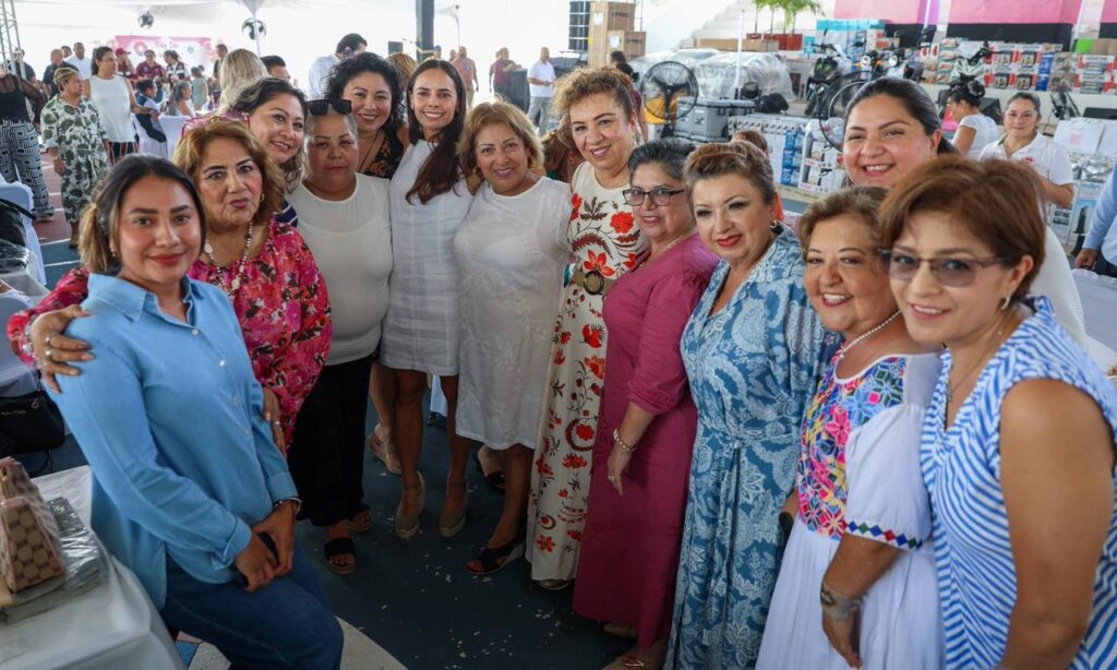Ana Paty Peralta Honors 1,700 Mothers in Cancun