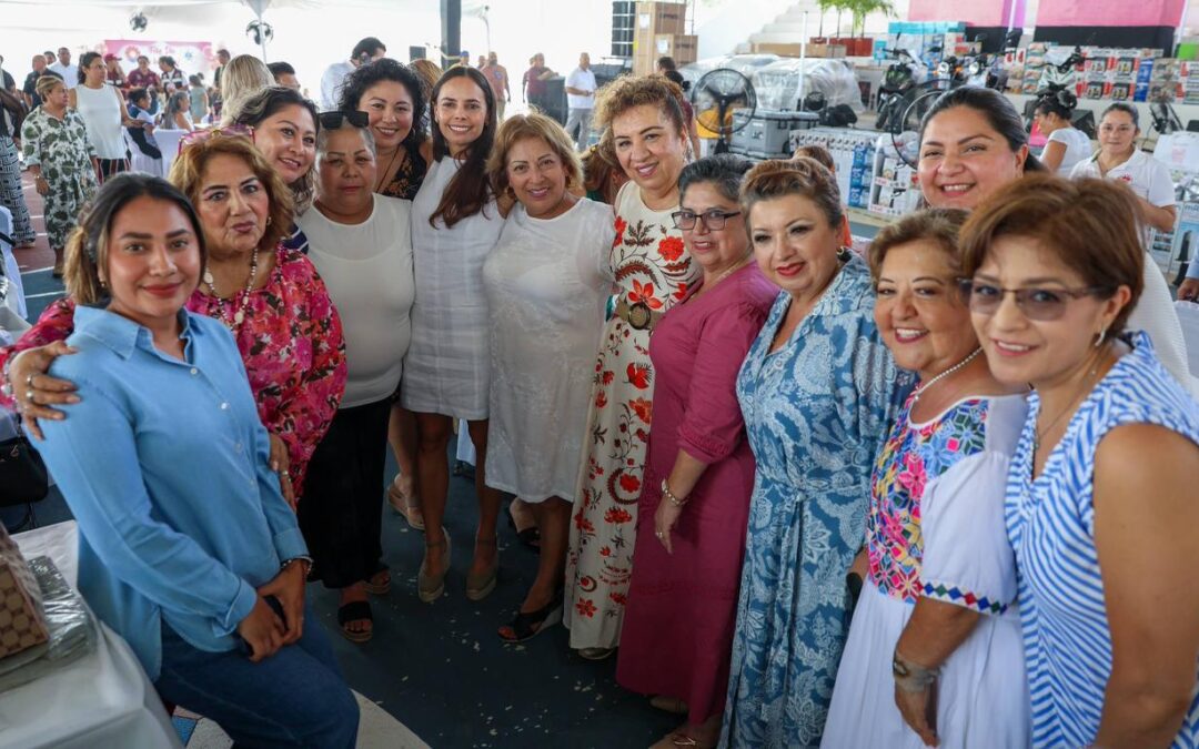 Ana Paty Peralta Honors 1,700 Mothers in Cancun